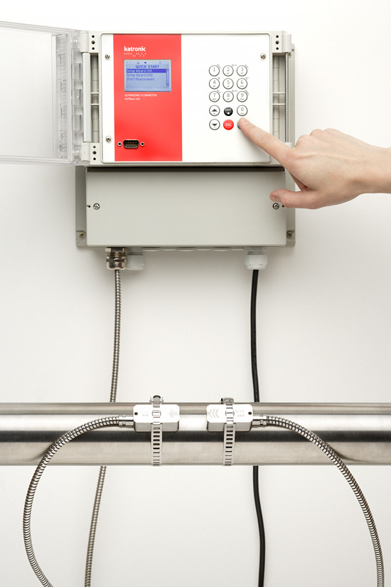 KF150_Pipe_Sensors_Hand_white.jpg